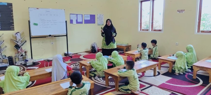 Belajar dari Alam: Santri Kelas 1 Abu Bakar As-Sidiq Mengenal Khasiat Daun Salam sebagai Pencegah Diare