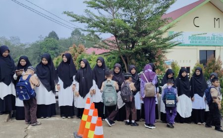 Sambutan Hangat di Pagi Hari: Ustadz dan Ustadzah Menyapa Santri Akhlak Cendekia Muslim