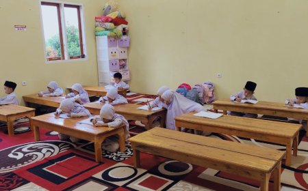 Hujan Tak Menghalangi Semangat: Santri Akhlak Cendekia Muslim Tetap Berangkat Sekolah