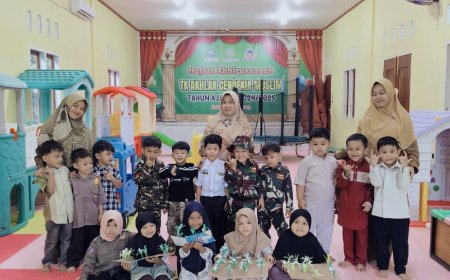 Menyemai Karakter Lewat Kreativitas: Santri KB Sekolah Akhlak Cendekia Muslim Sijunjung Belajar Menanam Padi dengan Media Inovatif