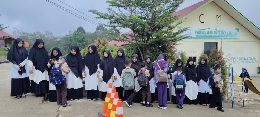 Sambutan Hangat di Pagi Hari: Ustadz dan Ustadzah Menyapa Santri Akhlak Cendekia Muslim