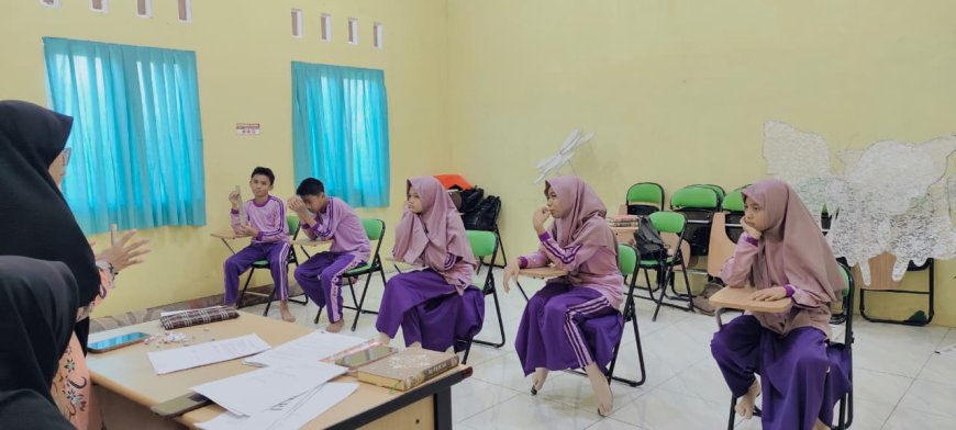 Menguatkan Pemahaman Ramadan: Santri SMP Akhlak Cendekia Muslim Ikuti Cerdas Cermat di Dalam Kelas