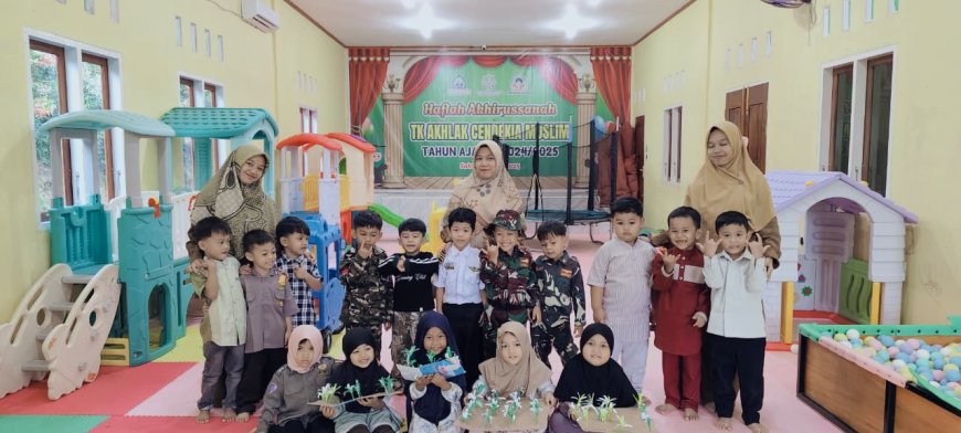 Menyemai Karakter Lewat Kreativitas: Santri KB Sekolah Akhlak Cendekia Muslim Sijunjung Belajar Menanam Padi dengan Media Inovatif