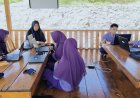Mengukir Kata di Alam Terbuka: Kelas Kepenulisan Santri SMP Akhlak Cendekia Muslim Sijunjung Pacu Kreativitas di Saung Sekolah