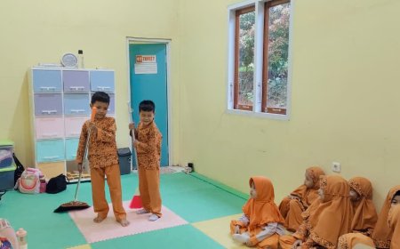 Menyemai Adab Melalui Aksi Nyata: Santri TK B Madinah Sekolah Akhlak Cendekia Muslim Sijunjung Belajar Kemandirian Lewat Praktik Kebersihan