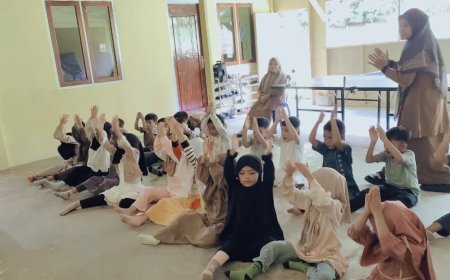 Melestarikan Adat Basandi Syarak: Santri TK Akhlak Cendekia Muslim Sijunjung Tekuni Tari Indang untuk Panggung Wisuda