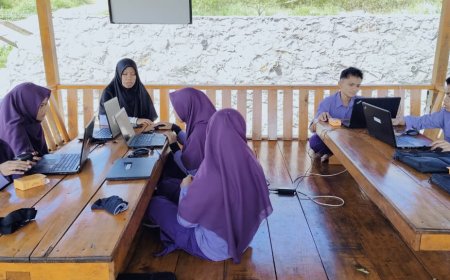 Mengukir Kata di Alam Terbuka: Kelas Kepenulisan Santri SMP Akhlak Cendekia Muslim Sijunjung Pacu Kreativitas di Saung Sekolah