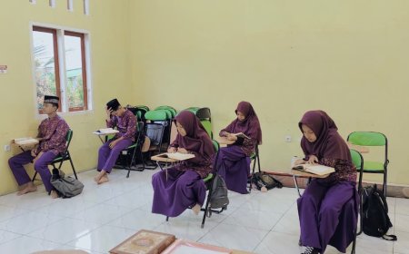 Menjaga Keseimbangan Intelektual dan Spiritual: Di Tengah Ujian STS Genap, Santri Sekolah Akhlak Cendekia Muslim Sijunjung Tetap Istiqomah Beribadah Pagi