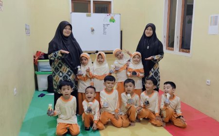 Simulasi Dahsyat di Balik Meja Belajar: Santri TK B Mekkah Sekolah Akhlak Cendekia Muslim Eksplorasi Sains Gunung Meletus