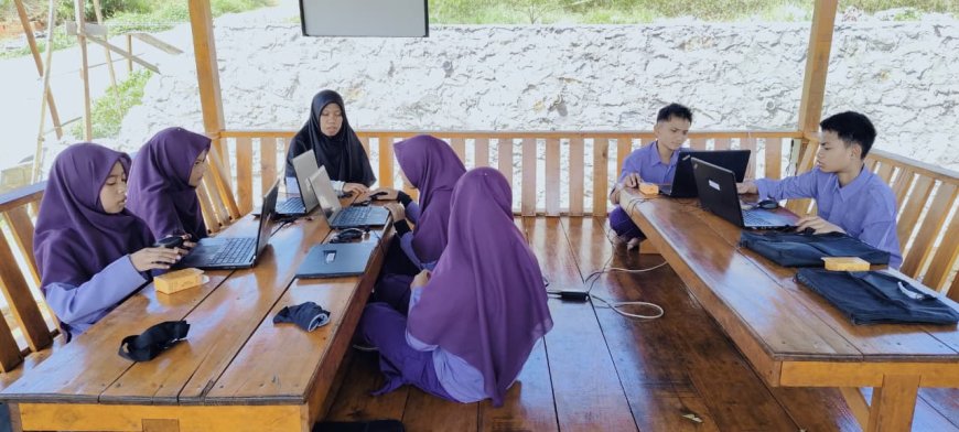 Mengukir Kata di Alam Terbuka: Kelas Kepenulisan Santri SMP Akhlak Cendekia Muslim Sijunjung Pacu Kreativitas di Saung Sekolah