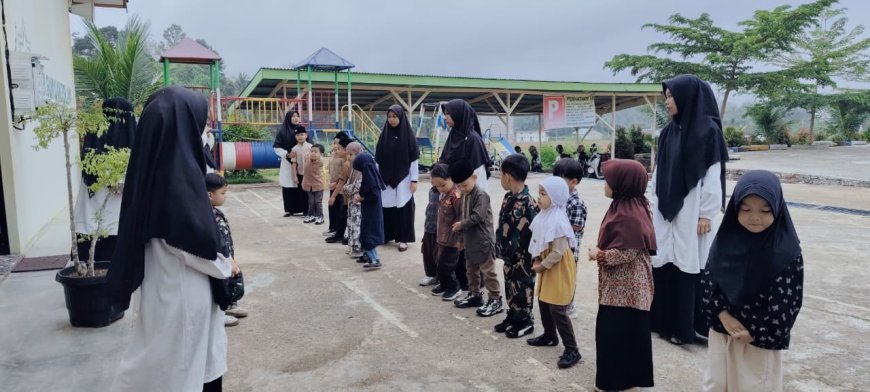 Melantunkan Nama-Nama Agung: Tradisi Asmaul Husna KB-TK Akhlak Cendekia Muslim Sijunjung Bangun Karakter Sejak Dini