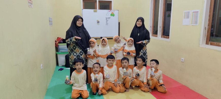 Simulasi Dahsyat di Balik Meja Belajar: Santri TK B Mekkah Sekolah Akhlak Cendekia Muslim Eksplorasi Sains Gunung Meletus