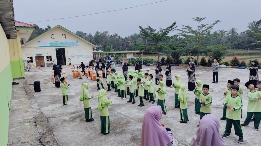 Kamis Sehat dan Ceria: Rutinitas Senam Pagi Santri Akhlak Cendekia Muslim Penuh Semangat Kebersamaan