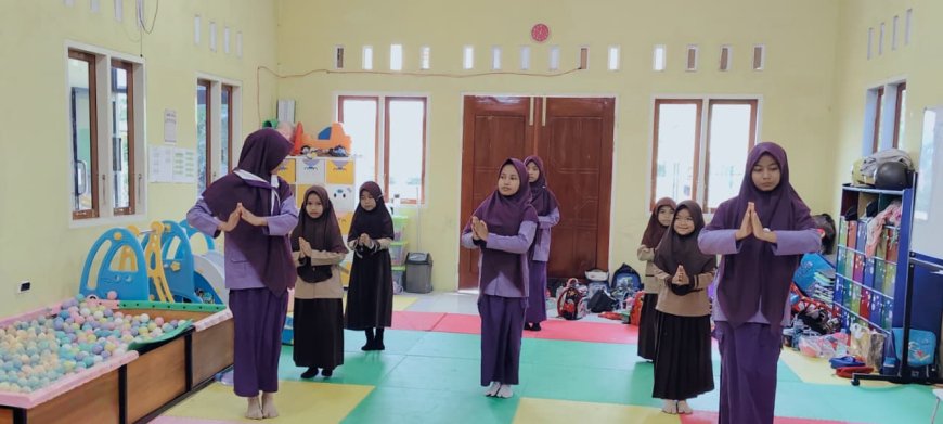 Semangat Kebersamaan dalam Haflah Akhirussanah: Santri SMP dan Kelas 2 Umar Bin Khattab Tampilkan Tari Persembahan untuk Santri KB dan TK Akhlak Cendekia Muslim