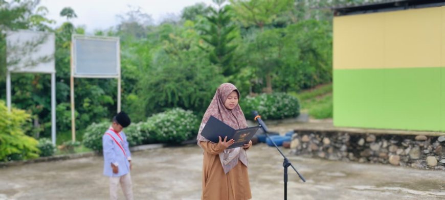 Menanamkan Sopan Santun kepada Guru Melalui Upacara Bendera di Yayasan Pendidikan Cendekia Muslim