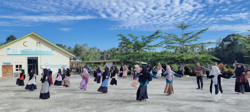Semangat Menjaga Kebugaran: Staf dan Guru Yayasan Pendidikan Cendekia Muslim Antusias Mengikuti Senam Pagi di Bawah Hangatnya Mentari