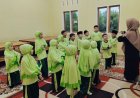 Semangat Tak Surut Meski Hujan Mengguyur, Santri Kelas 1 Abu Bakar Ash-Shiddiq Tetap Berolahraga di Dalam Kelas