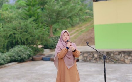 Melalui Upacara Bendera, Ustadzah Fitri Nasution Ajak Santri Menjadi "Pahlawan Keceriaan" di Sekolah Akhlak Cendekia Muslim