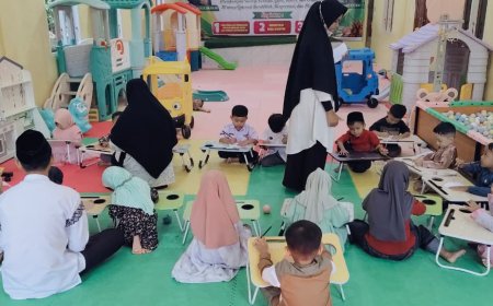 Belajar Sambil Bermain, Santri KB dan TK A Akhlak Cendekia Muslim Asah Motorik Halus melalui Kegiatan Menyambungkan Titik Menjadi Garis