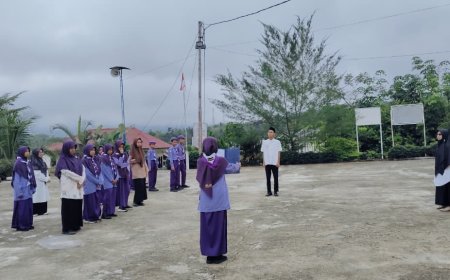 Persiapan HUT ke-81 Kemerdekaan RI Dimulai, Santri Sekolah Akhlak Cendekia Muslim Berlatih Membaca Undang-Undang Dasar Negara Republik Indonesia Tahun 1945