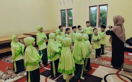 Semangat Tak Surut Meski Hujan Mengguyur, Santri Kelas 1 Abu Bakar Ash-Shiddiq Tetap Berolahraga di Dalam Kelas