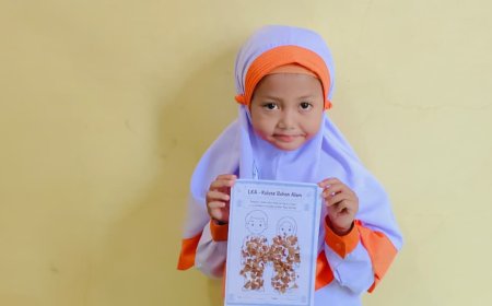Wujud Bakti Lewat Seni: Santri TK B Al-Quds Cendekia Muslim Berkreasi dengan Kolase Daun Kering untuk Ayah dan Ibu