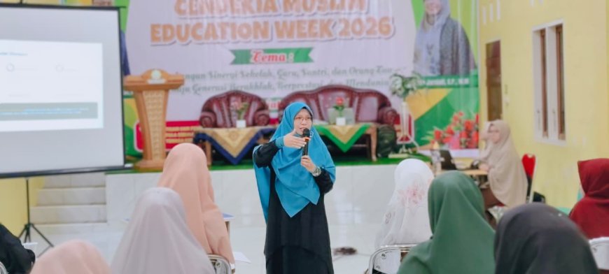 Lokakarya Internal Guru Hari Kedua: Ustadzah Novita Jurniati Perkuat Implementasi Kurikulum Iqtida ar-Rasul Terintegrasi Gwinfil di Yayasan Pendidikan Cendekia Muslim