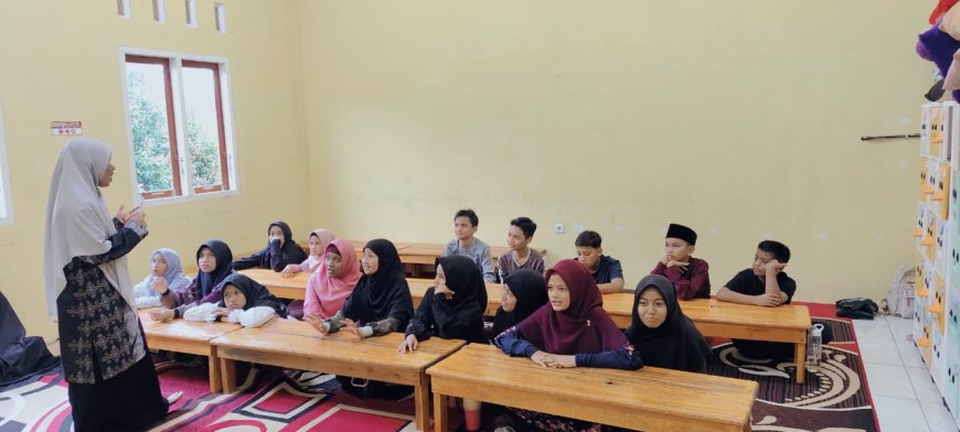 Menumbuhkan Penulis Muda Berkarakter, SMP Akhlak Cendekia Muslim Kenalkan Ekstrakurikuler Kepenulisan kepada Santri Kelas VII