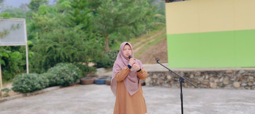 Melalui Upacara Bendera, Ustadzah Fitri Nasution Ajak Santri Menjadi "Pahlawan Keceriaan" di Sekolah Akhlak Cendekia Muslim