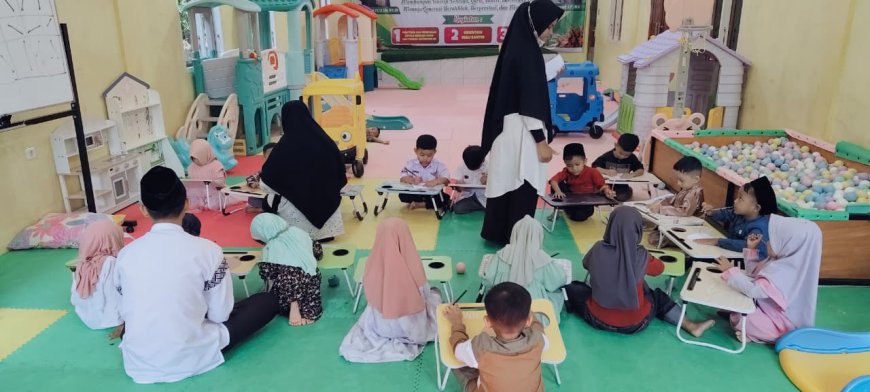 Belajar Sambil Bermain, Santri KB dan TK A Akhlak Cendekia Muslim Asah Motorik Halus melalui Kegiatan Menyambungkan Titik Menjadi Garis