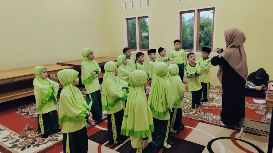 Semangat Tak Surut Meski Hujan Mengguyur, Santri Kelas 1 Abu Bakar Ash-Shiddiq Tetap Berolahraga di Dalam Kelas