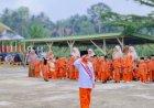Filosofi Semut Hitam: Ustadzah Helmi Nofira Ajak Santri Cendekia Muslim Sijunjung Teladani Karakter "Sani" dalam Upacara Bendera