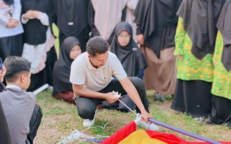 Membangun Ketangkasan di Alam Terbuka: Santri dan Guru SMP Akhlak Cendekia Muslim Sijunjung Dalami Teknik Kepanduan Bersama Kak Dede Agusmantri