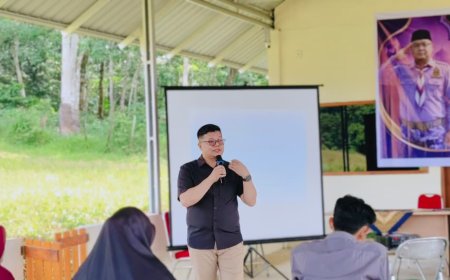 Menggetarkan Hati Melalui Kata: Tasrial Efendi, M.Pd. Tutup Rangkaian Daurah Asasiyah Cendekia Muslim Sijunjung dengan Seni Public Speaking