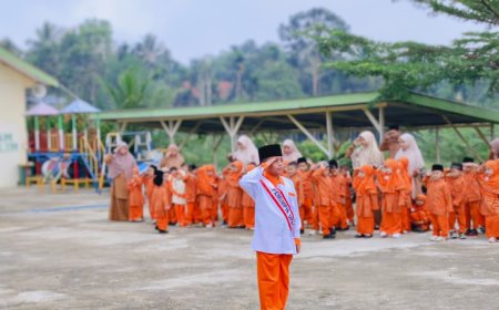Filosofi Semut Hitam: Ustadzah Helmi Nofira Ajak Santri Cendekia Muslim Sijunjung Teladani Karakter "Sani" dalam Upacara Bendera
