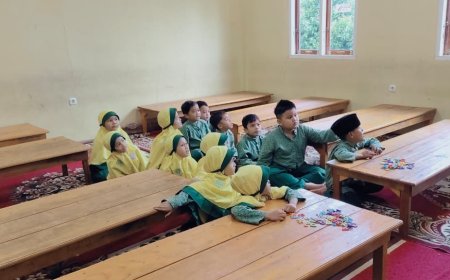 Revolusi Pembelajaran Bahasa Inggris: Mengintip Keseruan Game Edukasi Ustadz Zulhadi di Kelas 1 Abu Bakar Ash-Shiddiq Sijunjung