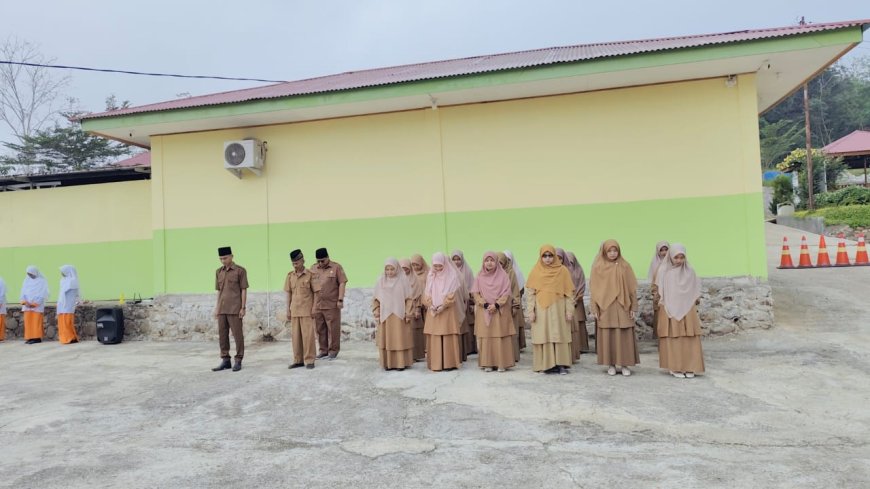 Sinergi Lintas Sektor: Kehadiran Bapak Jorong Pale dan Pesan Strategis Ustadzah Diva Warnai Upacara Bendera Akbar Yayasan Pendidikan Cendekia Muslim