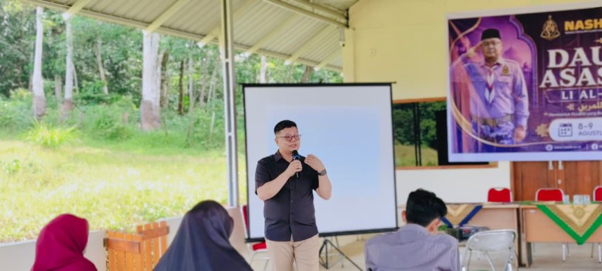 Menggetarkan Hati Melalui Kata: Tasrial Efendi, M.Pd. Tutup Rangkaian Daurah Asasiyah Cendekia Muslim Sijunjung dengan Seni Public Speaking