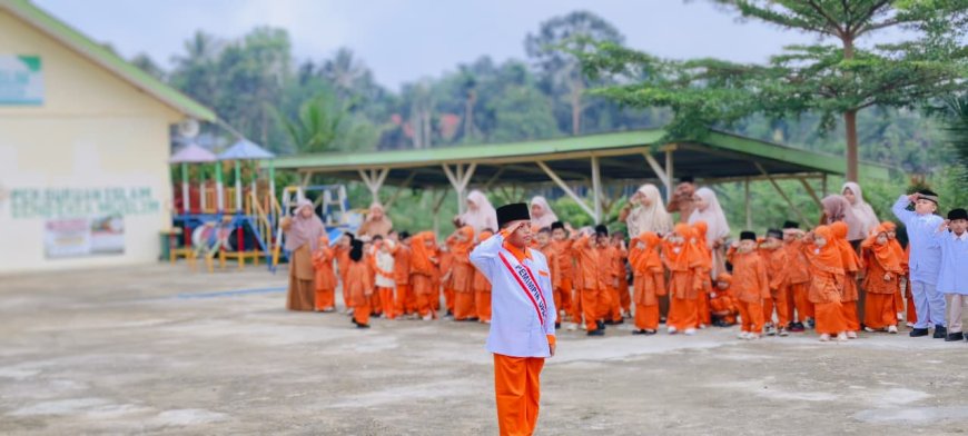 Filosofi Semut Hitam: Ustadzah Helmi Nofira Ajak Santri Cendekia Muslim Sijunjung Teladani Karakter "Sani" dalam Upacara Bendera