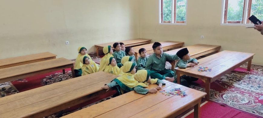 Revolusi Pembelajaran Bahasa Inggris: Mengintip Keseruan Game Edukasi Ustadz Zulhadi di Kelas 1 Abu Bakar Ash-Shiddiq Sijunjung