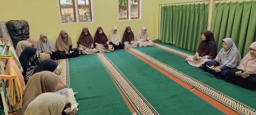 Di Tengah Kesibukan, Staf Yayasan Pendidikan Cendekia Muslim Istiqamah Mengawali Jumat dengan Zikir Al-Matsurat