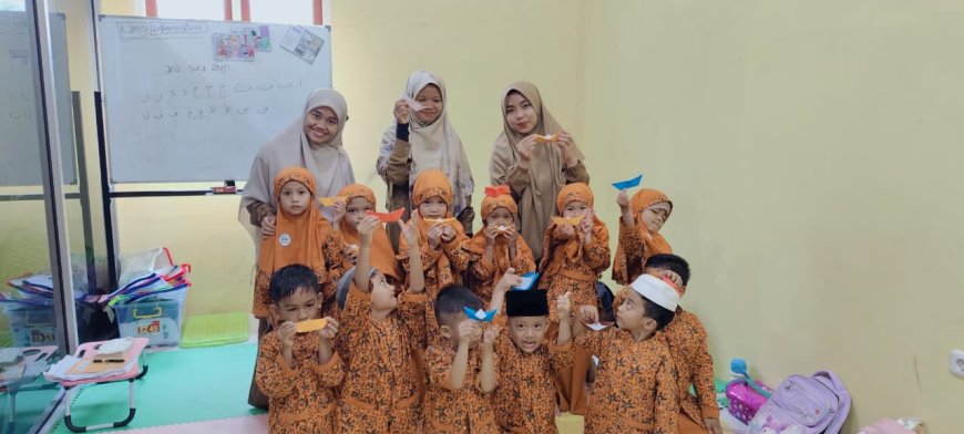 Melipat Harapan di Atas Kertas: Seni Origami Kapal Asah Kreativitas Santri TK B Makkah Sijunjung