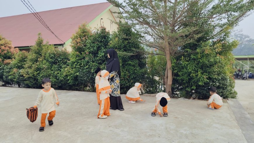 Belajar dari Alam, KB dan TK A Akhlak Cendekia Muslim Biasakan Peduli Lingkungan Lewat Operasi Semut